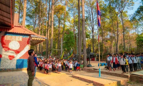 សម្តេច​ធិបតី​ ហ៊ុន​ ម៉ាណែត ​បញ្ជាក់​ថា​ ​នឹង​មិន​មាន​ការ​រុះរើ​ផ្ទះ​គ្រូ​សាលាដូង​នៅ​គិរីរម្យ​ទេ ​និង​ឧបត្ថម្ភ​មួយ​ខែ​៥​លាន​រៀល​ ​អង្ករ​១​តោន ​ដល់​សាលាដូង​