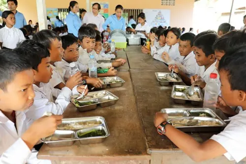 ឯកឧត្តម ហង់ជួន ណារ៉ុន ៖ កម្មវិធីផ្តល់អាហារតាមសាលារៀន គឺជា​យន្តការសង្គមគាំទ្រដល់ការសិក្សា សុខភាព និង​អាហារូបត្ថម្ភរបស់សិស្ស