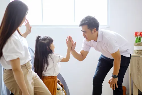 ៨ វិធីសាស្ត្របង្កើនស្មារតីតស៊ូ និងទំនុកចិត្តដល់កូន តាមរយៈការសរសើរ