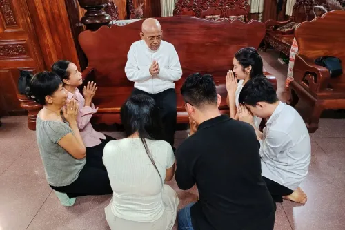 ឥរិយាបថដែល​យុវជនគួរប្រកាន់យក ពេលជូនទេយ្យទានដល់អ្នកមានគុណ ក្នុង​ឱកាស​ពិធីបុណ្យ​ចូលឆ្នាំថ្មី