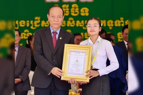 ពីចំណាត់ថ្នាក់លេខ៦ មកជាម្ចាស់ជ័យលាភីលេខ១! យុវតី រស់ ដា សិស្សពូកែផ្នែកអក្សរសិល្ប៍ខ្មែរទូទាំងប្រទេស ថ្នាក់ទី១២ ឆ្នាំ២០២៦
