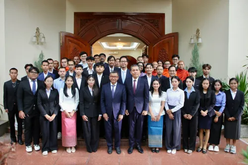 ឥណ្ឌា​ជា​មជ្ឈមណ្ឌល​អប់រំ​លំដាប់​សកល, ​រដ្ឋមន្រ្តី​អប់រំ​ប្រាប់​និស្សិត​កម្ពុជា​ប្រឹងប្រែង​ក្រេប​ជញ្ជក់​ចំណេះដឹង​ ត្រឡប់​មក​អភិវឌ្ឍ​ជាតិ​