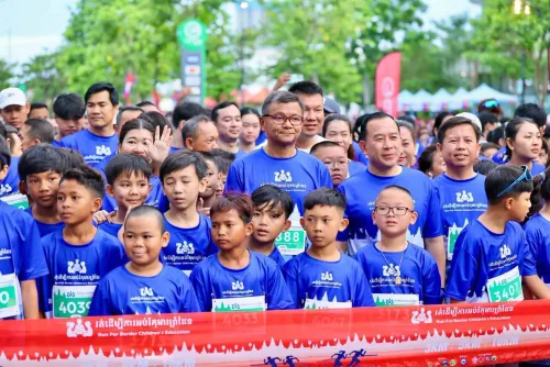 ព្រឹត្តិការណ៍​ ​"​រត់​ដើម្បី​ការ​អប់រំ​កុមារ​ព្រំដែន​" ​ប្រមូលផ្តុំ​អ្នកចូលរួម​ជាង​ ​២,៥០០​នាក់​ ​ដើម្បី​កុមារ​ភៀស​សឹក​