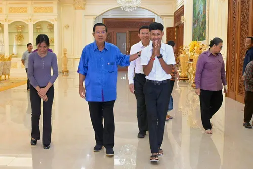 ពី F ទៅ A ៖ វ៉ាន សែនវ៉ា ជំនះការលំបាក តស៊ូសិក្សាឡើងវិញ រហូតសម្រេចក្តីស្រមៃ និងទទួលការលើកទឹកចិត្តពីសម្តេចតេជោ