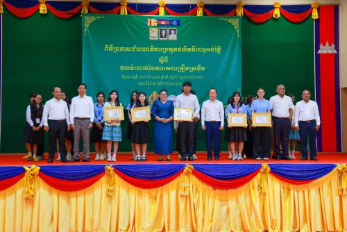ក្រុមសិស្សមកពីវិទ្យាល័យសុខអានទន្លេបាទី ដណ្តើម​បាន​ជ័យលាភីលេខ១ ក្នុងការប្រកួតផលិតវីដេអូអប់រំខ្លីស្ដីពីផលប៉ះពាល់នៃការសេពគ្រឿងស្រវឹង