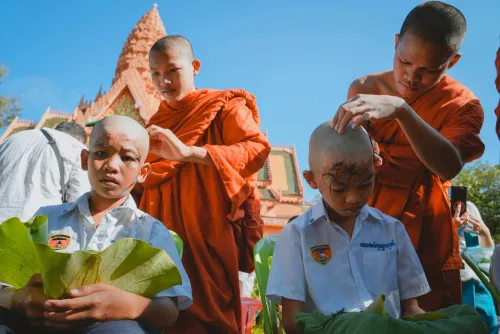 សិស្សបឋមសិក្សាវត្តរាជបូណ៌ ៦៩នាក់ ស្ម័គ្រចិត្តបំបួសជាសាមណេរ និងសីលវតីជាលើកដំបូង ដើម្បីបណ្តុះសីលធម៌តាំងពីកុមារភាព