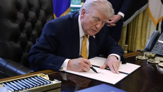 លោក Trump ចុះហត្ថលេខាលើច្បាប់ដាក់ទណ្ឌកម្មឈុតធំលើរុស្ស៊ី ជាផ្លូវការ - AMS Article Thumbnail