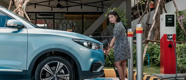 រដ្ឋាភិបាលគ្រោងដំឡើងស្ថានីយ៍សាកថ្មយានយន្តអគ្គិសនីឱ្យបានច្រើន ចំពេលមានវិបត្តិប្រេង - AMS Article Thumbnail