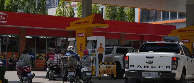 អ្នកសេដ្ឋកិច្ច ៖ តម្លៃប្រេងនៅកម្ពុជានឹងធ្លាក់ចុះ ខណៈ​ប្រេងនៅទីផ្សារសកល​ស្រុតថ្លៃបន្តិចមកវិញ - AMS Article Thumbnail