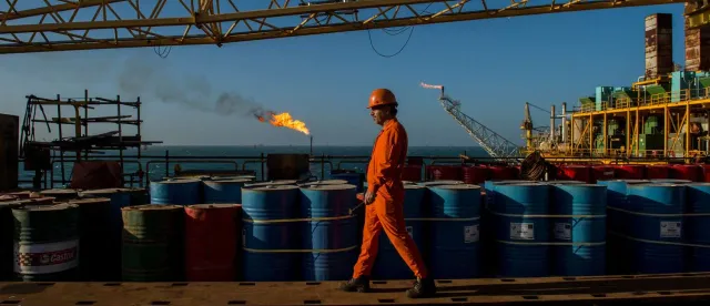 សង្គ្រាមនៅមជ្ឈិមបូព៌ា រវាងអ៊ីរ៉ង់ និងអ៊ីស្រាអែល បានធ្វើឲ្យតម្លៃប្រេងឡើងថ្លៃជាង ៨% - AMS Article Thumbnail