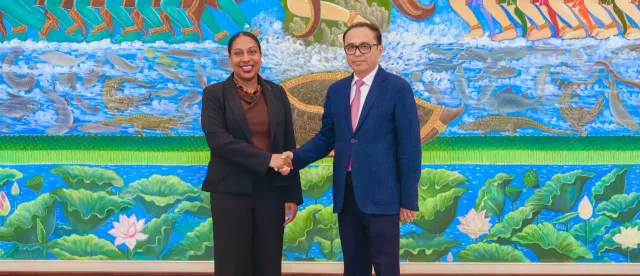 អ្នកជំនាញមើលឃើញថា ទំនាក់ទំនងទេ្វភាគីកម្ពុជា-អាម៉េរិក លើវិស័យពាណិជ្ជកម្ម កំពុងរីកចម្រើនគួរឱ្យកត់សម្គាល់ - AMS Article Thumbnail