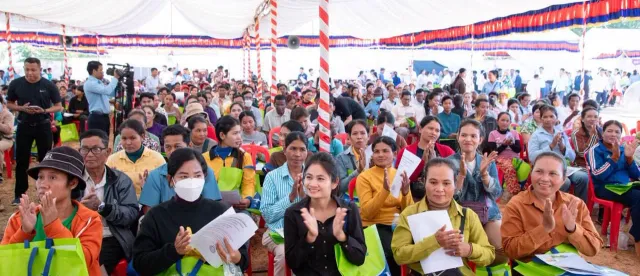 របាយការណ៍របស់ CDRI និង ERIA ថា ពល​ករ​ខ្មែរ​ដែល​​មកពីថៃជាង ៦០ម៉ឺននាក់​មានការងារធ្វើ ដែល​ផ្ទុយ​ពីរបាយការណ៍របស់សង់ត្រាល់ - AMS Article Thumbnail