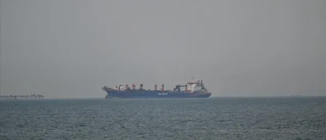 កប៉ាល់កុងតឺន័រ ចិន ផ្ដើមដឹកទំនិញឆ្លងកាត់ច្រកសមុទ្រ ហ័រមូស ដោយគ្មានភ័យព្រួយ - AMS Article Thumbnail