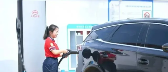 តម្លៃរថយន្តអគ្គិសនីនឹងអាចធ្លាក់ចុះ ក្រោយរដ្ឋាភិបាលប្រកាសបញ្ចុះអត្រាពន្ឋនាំចូល - AMS Article Thumbnail