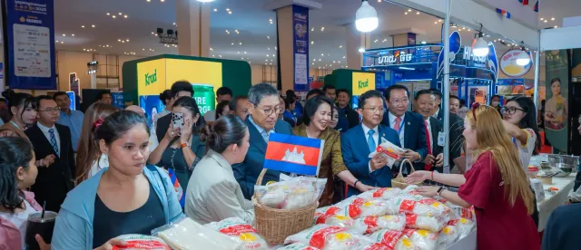 ទំហំពាណិជ្ជកម្មកម្ពុជា - ថៃ ថយចុះខ្លាំង ខណៈកម្ពុជា​បង្កើនការ​នាំចូលទំនិញពី​សិង្ហបុរី និ​ងម៉ាឡេស៊ី - AMS Article Thumbnail