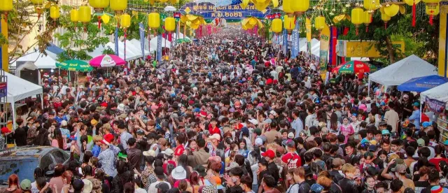 អ្នកសេដ្ឋកិច្ច ៖ យ៉ាងហោចណាស់ទឹកប្រាក់ជាង ៦០០លានដុល្លារបានចាក់ចូលក្នុងចរន្តសេដ្ឋកិច្ចនាអំឡុងបុណ្យចូលឆ្នាំខ្មែរ - AMS Article Thumbnail