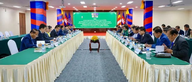 រដ្ឋសភា ត្រៀមអនុម័តប្រញាប់លើវិសោធនកម្មច្បាប់ផ្លូវថ្នល់ ១៥ មាត្រា៖ ទប់ស្កាត់ឡានលើសទម្ងន់ និងបន្ថយថ្លៃឡូជីស្ទិក - AMS Article Thumbnail