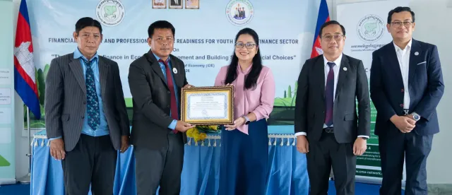 សមាគមមីក្រូហិរញ្ញវត្ថុកម្ពុជា និងវិទ្យាស្ថានអភិវឌ្ឍន៍ និងសេដ្ឋកិច្ច រួមគ្នាពង្រឹងចំណេះដឹងផ្នែកហិរញ្ញវត្ថុ និងការត្រៀមខ្លួនសម្រាប់អាជីពរបស់យុវជន - AMS Article Thumbnail