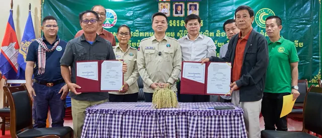 សហគមន៍​កសិកម្ម​ទំនើប​នៅ​បាត់ដំបង​​និង​បន្ទាយមានជ័យ​ ​ចុះ​កិច្ចសន្យា​ផ្គត់ផ្គង់​ស្រូវ​ក្នុង​តម្លៃ​ ​១​,​២​លាន​ដុល្លារ - AMS Article Thumbnail