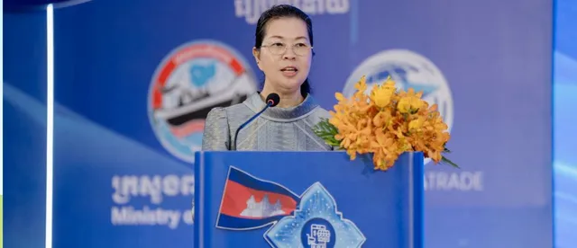 លោកជំទាវ តឹករ៉េត កំរង ៖ ពាណិជ្ជកម្មឌីជីថលគឺជា «កាលានុវត្តភាពដ៏ធំធេង» ក្នុងការលុបបំបាត់ឧបសគ្គផ្នែកទីតាំង និងទំហំអាជីវកម្ម - AMS Article Thumbnail