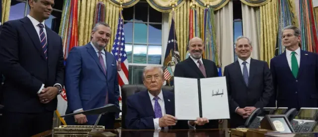 បដិវត្តថ្មីនៃ AI ៖ លោក Trump និងមេដឹកនាំបច្ចេកវិទ្យាធំៗ ចុះហត្ថលេខា ដើម្បីបន្ថយល្បឿនអភិវឌ្ឍ AI មុនពេលគ្រប់គ្រងលែងបាន - AMS Article Thumbnail
