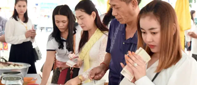 ភ្ជុំ​បិណ្ឌ​បង្កើន​ការ​ចរាចរប្រាក់​រៀល​ និង​ចរន្ត​ចំណាយ​ក្នុង​ប្រព័ន្ធ​សេដ្ឋកិច្ច​ - AMS Article Thumbnail