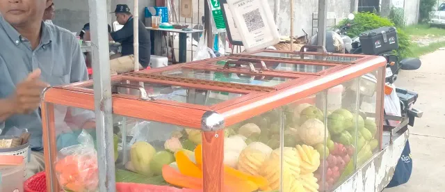 លក់​ម្ជូរ​តាម​ម៉ូតូ​ចល័ត​ រក​ចំណូល​បាន​ពី​ ​៣៥ ​ម៉ឺន​រៀល​ ដល់​ជាង​ ១​ លាន​រៀល​ក្នុង​មួយ​ថ្ងៃ​ - AMS Article Thumbnail