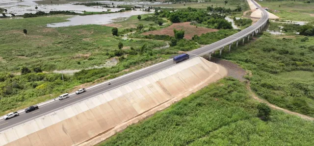 Thumbnail for កម្ពុជាបន្តជំរុញការកៀរគរធនធានសម្រាប់គម្រោងដឹកជញ្ជូនជាង ១៧០ តម្លៃជាង ៣៦ ពាន់លានដុល្លារ