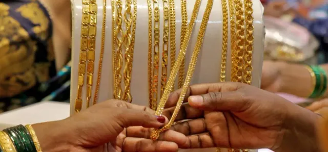 Thumbnail for តម្លៃមាស​នៅកម្ពុជា អាចធ្លាក់ចុះក្រោម ៥០០០ ដុល្លារ ក្នុងមួយតម្លឹង