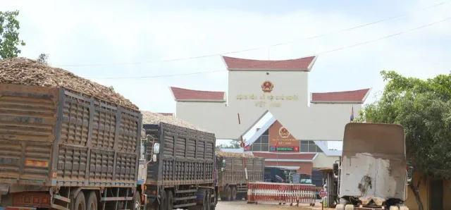 Thumbnail for កម្ពុជា-​វៀតណាមបើកច្រករបៀងដឹកជញ្ជូនថ្មី នៅឆ្នាំនេះ ស្របពេលកម្ពុជាកំពុងមានបញ្ហាព្រំដែនជាមួយថៃ