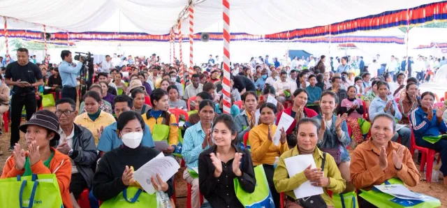 Thumbnail for របាយការណ៍របស់ CDRI និង ERIA ថា ពល​ករ​ខ្មែរ​ដែល​​មកពីថៃជាង ៦០ម៉ឺននាក់​មានការងារធ្វើ ដែល​ផ្ទុយ​ពីរបាយការណ៍របស់សង់ត្រាល់