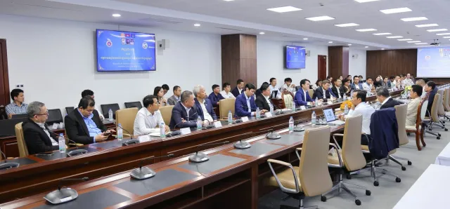 Thumbnail for វិស័យឯកជនថា ការបង្ក្រាប​នៅតាមឃ្លាំងទំនិញមួយចំនួនខុសនីតិវិធីច្បាប់ និងបង្កឲ្យធុរជនជាប់កុន​ក្នុងបំណុល​ធនាគារ
