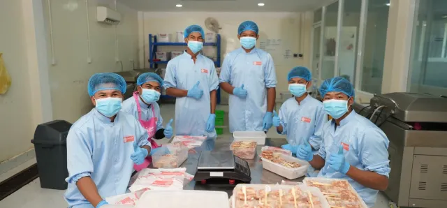 Thumbnail for ពី​អាជីវកម្ម​គ្រួសារ​ ​ទៅ​សិប្បកម្ម​កែច្នៃ​​សាច់​ ១ ​តោន​ក្នុង​មួយ​ថ្ងៃ​៖ ​«​ជីលីណា​» ​ចង់​ឈាន​ទៅ​ទីផ្សារ​អន្តរជាតិ​