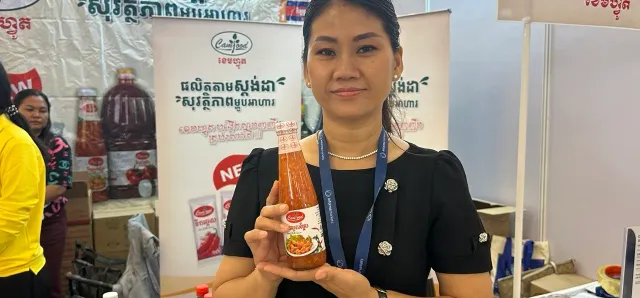 Thumbnail for ផ្ដើម​ពី​ទុន​ ១​ម៉ឺន​ដុល្លារ​ ខេមហ្វូត ​ពង្រីក​ផលិតផល​គ្រឿង​ទេស​ខ្មែរ ​ជំនួស​ទំនិញ​នាំចូល​