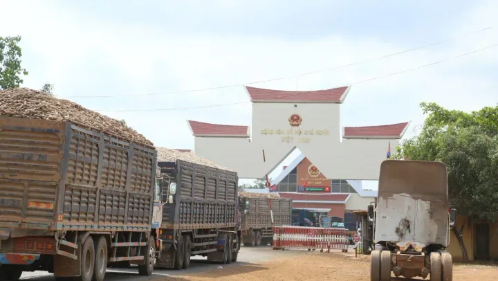 កម្ពុជា-​វៀតណាមបើកច្រករបៀងដឹកជ...