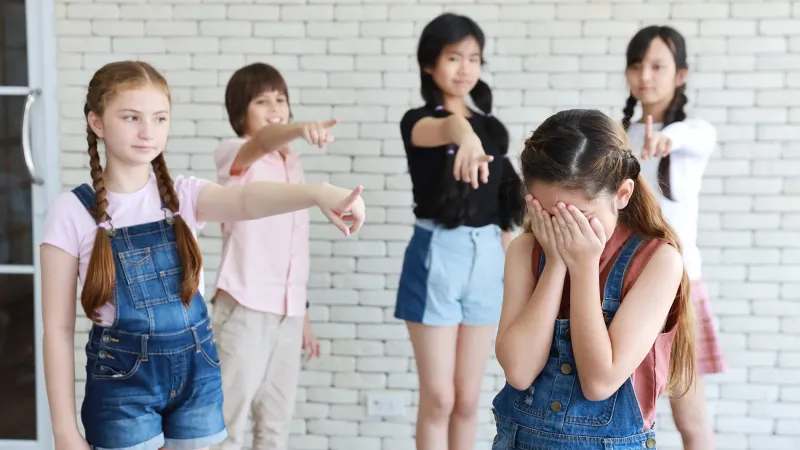ការគំរាមកំហែង (Bullying) លើកុមារ ៖ អ្វីដែលមាតាបិតាត្រូវដឹង និងវិធីសាស្រ្តដោះស្រាយ ដើម្បីការពារផ្លូវចិត្តកុមារ
