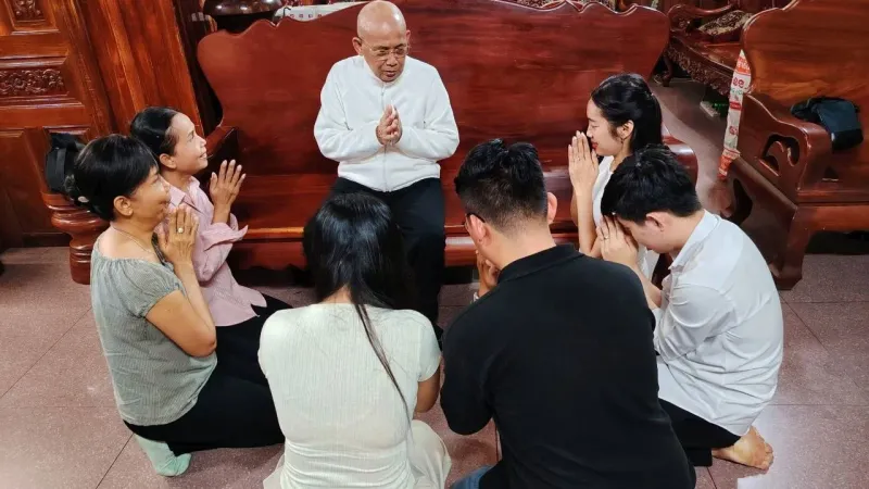 ឥរិយាបថដែល​យុវជនគួរប្រកាន់យក ពេលជូនទេយ្យទានដល់អ្នកមានគុណ ក្នុង​ឱកាស​ពិធីបុណ្យ​ចូលឆ្នាំថ្មី