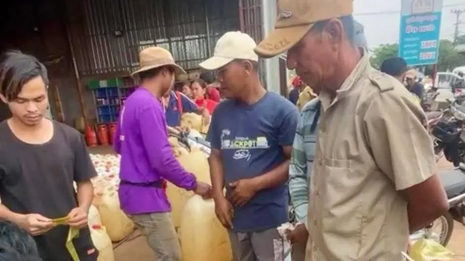 ពលរដ្ឋសម្រុកទិញប្រេងស្តុកទុក ខ...