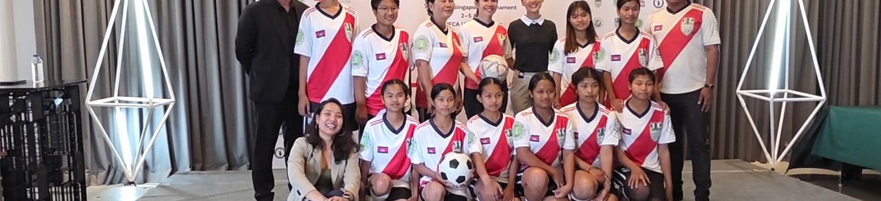 Image for article: កីឡាបាល់ទាត់ធ្វើឱ្យសិស្សបឋមសិក្សាស្រះស្រង់ខេត្តសៀមរាប៣រូបមានឱកាសជិះយន្ដហោះទៅក្រៅប្រទេសលើកដំបូង