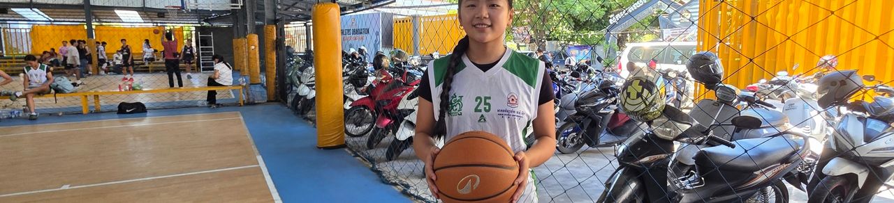Image for article: ឆ្លៀតឱកាសពីការមកលេងមាតុភូមិ កូនខ្មែរនូវែលសេឡង់ Jassica Ly ចូលរួមលេងកីឡាបាល់បោះក្នុងសាកលវិទ្យាល័យអាស៊ីអឺរ៉ុប