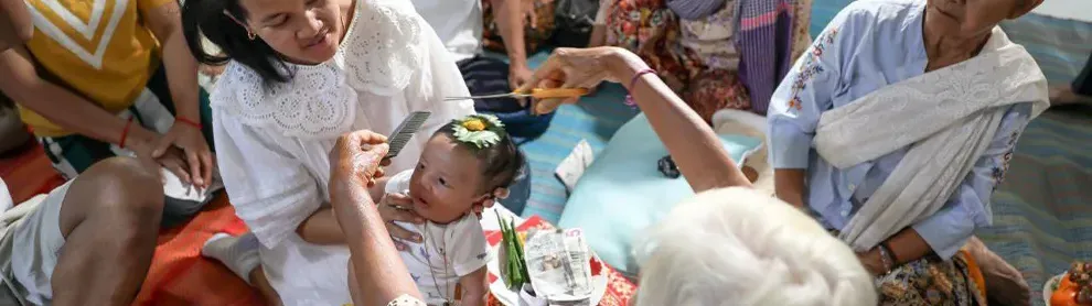 Image for article: អ្នកស្រុកអង្គរ បន្តទំនៀមទម្លាប់បុរាណ «កាត់សក់បង្កក់ឆ្មប» ដល់ទារកទើបកើត