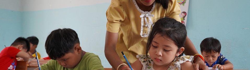 Image for article: ជីវិតអ្នកគ្រូតស៊ូបង្រៀនភាសាខ្មែរជិត ១០ ឆ្នាំនៅតំបន់ព្រំដែនវៀតណាម​ក្នុងបំណងអភិរក្សវប្បធម៌ខ្មែរដើមមិនឱ្យបាត់បង់