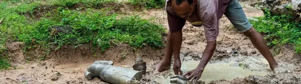 Image for article: ពលរដ្ឋគំរូ! ឪពុកនិងកូនប្រុសប្រទះឃើញបដិមាបុរាណកប់ដីក្បែរផ្ទះ រាយការណ៍ជូនអាជ្ញាធរភ្លាមៗ