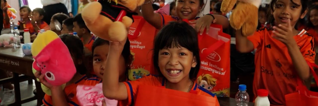 នាយិការងសាលាបឋមសិក្សាផ្សារលើ ថ្លែងអំណរគុណក្រុមបឹងកេត ដែលបានអប់រំពីរបបអាហារមានជីវជាតិ ការលេងកីឡា ចែកតុក្តតា ព្រមទាំងទឹកដោះគោដល់សិស្សានុសិស្ស - Article Thumbnail