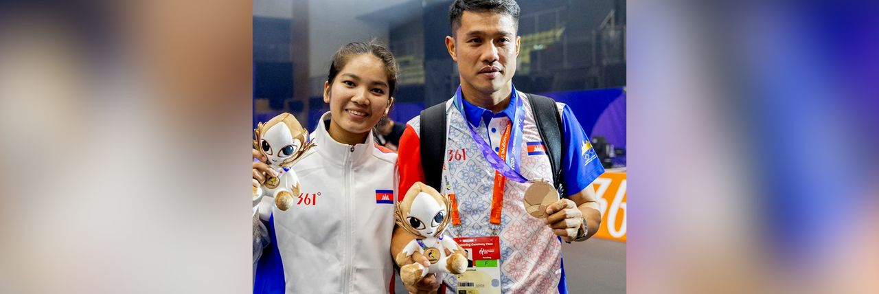 ថ្នាក់ដឹកនាំអូឡាំពិកកម្ពុជា កោតសរសើរក្រុមកីឡាបាល់ទាត់លើតុកម្ពុជា បន្ទាប់ពីឈ្នះមេដាយសំរឹទ្ធិ ២គ្រឿង ពី Asian Games - Article Thumbnail