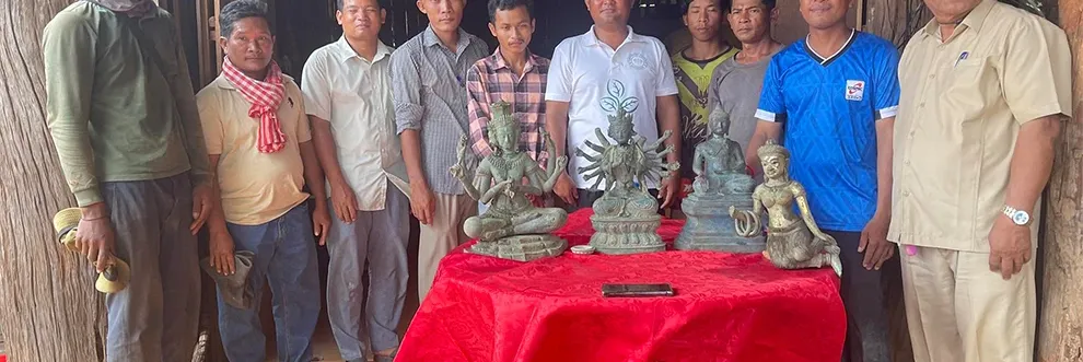 ពលរដ្ឋប្រទះ​ឃើញ​បដិមាករ ៤ អង្គ កប់​​ដី​ក្នុង​ចម្ការ​ស្វាយចន្ទីខេត្ត​កំពង់​ធំ - Main Article Image