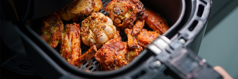 ប្រើម៉ាស៊ីនបំពង Air Fryer រាល់ថ្ងៃ ត្រូវប្រយ័ត្ន! ៥ កំហុសនេះធ្វើឱ្យអាហារមិនឆ្ងាញ់ ថែមទាំងប្រឈមហានិភ័យសុខភាព - Main Article Image
