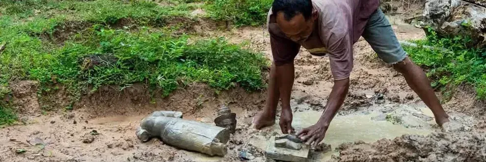 ពលរដ្ឋគំរូ! ឪពុកនិងកូនប្រុសប្រទះឃើញបដិមាបុរាណកប់ដីក្បែរផ្ទះ រាយការណ៍ជូនអាជ្ញាធរភ្លាមៗ - Main Article Image