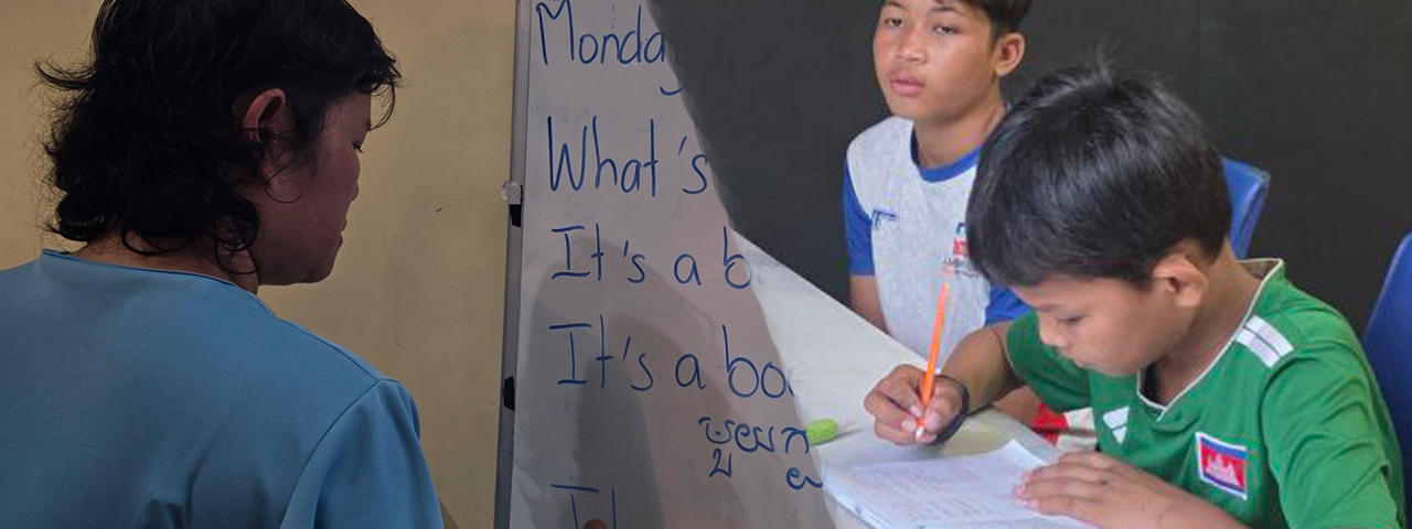 Image for article: ឆ្លៀតពីការជូនកូនហ្វឹកហាត់រាល់ថ្ងៃ អ្នកស្រី ជីវ គីមហ៊ាន់ ស្ម័គ្រចិត្ត បង្រៀនភាសាអង់គ្លេសដល់យុវជនថ្នាលប្រដាល់សកលនៅស្តាតអូឡាំពិកដោយឥតគិតថ្លៃ