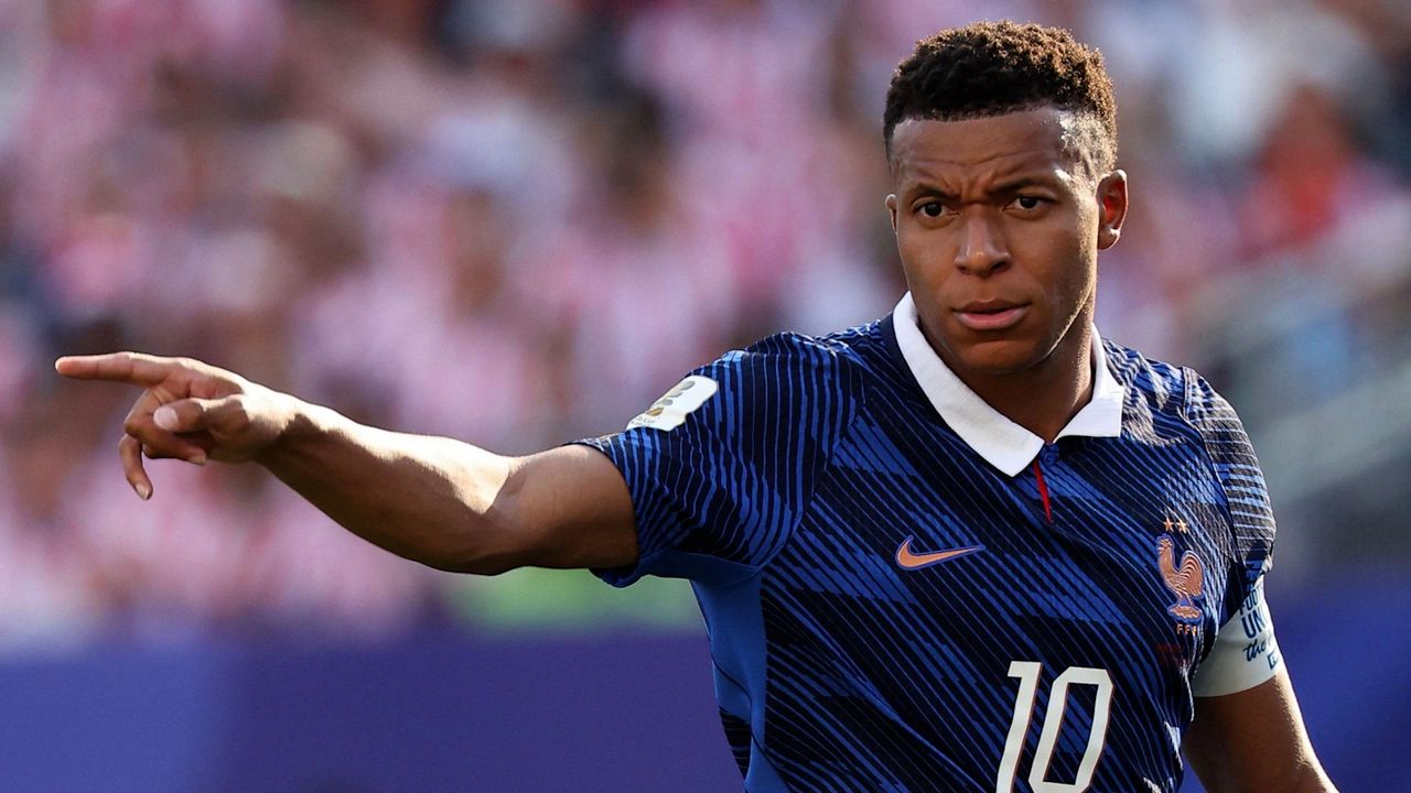 Mbappe ឡើងកម្ដៅក្រៅទីលានជាមួយអ្នកនយោបាយប៉ារ៉ាហ្កាយម្នាក់ដែលប្រើភាសាមិនសមរម្យមកលើរូបគេ
